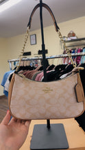 Load image into Gallery viewer, Shoulder bags
